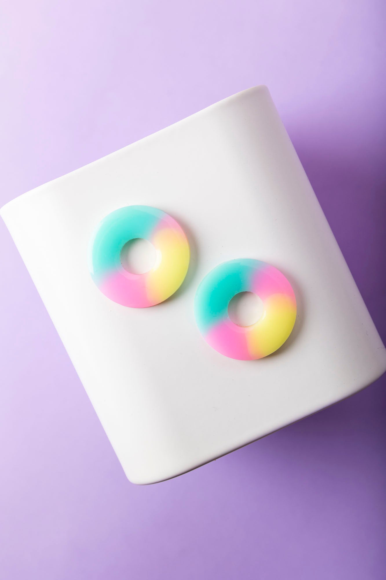Pampilles en forme de donut fabriquées à la main avec de la résine époxy.