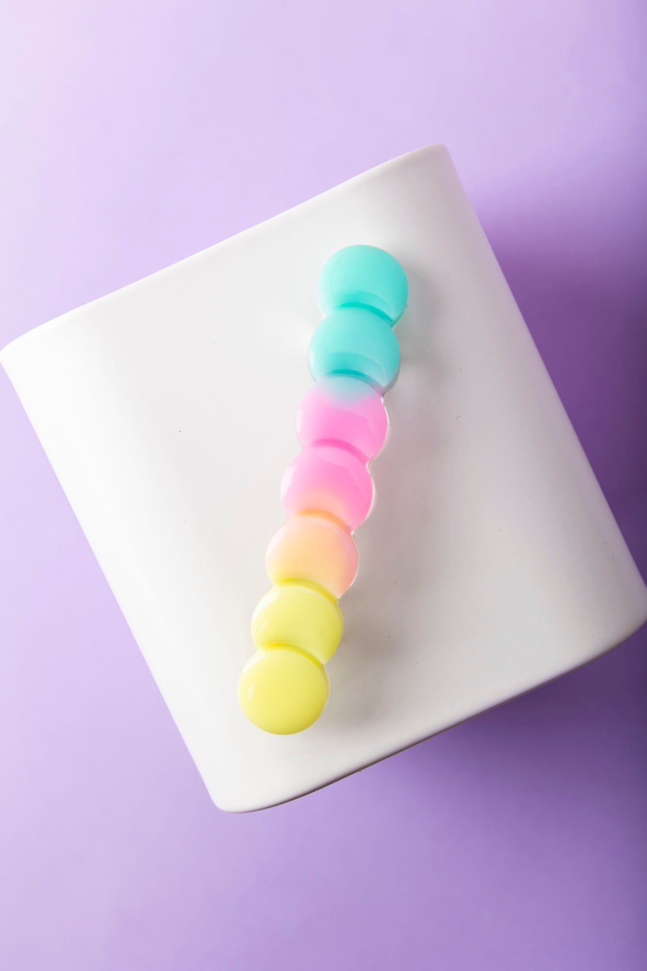 Barrette fabriquée à la main avec de la résine époxy.