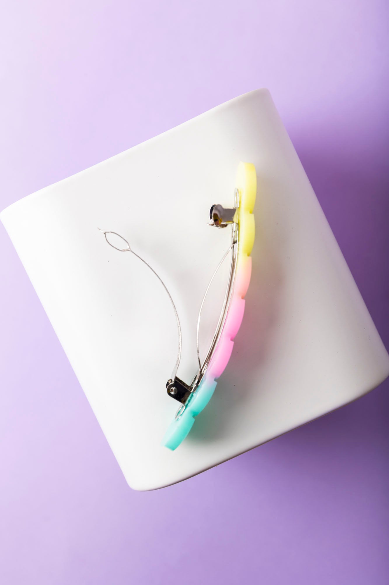 Barrette fabriquée à la main avec de la résine époxy.