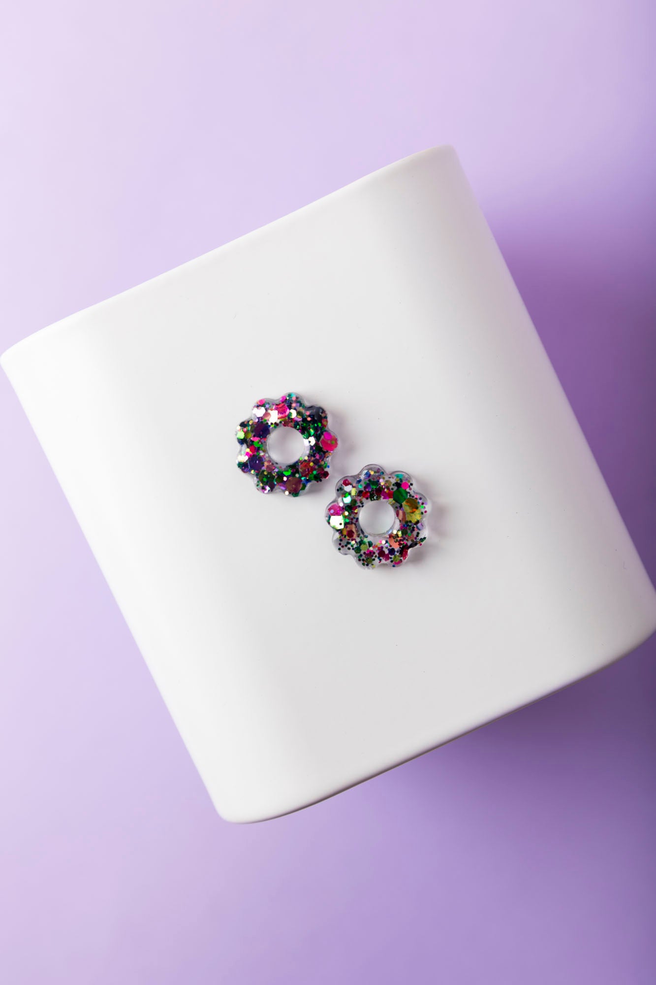 Pampilles en forme de fleur fabriquées à la main avec de la résine époxy.