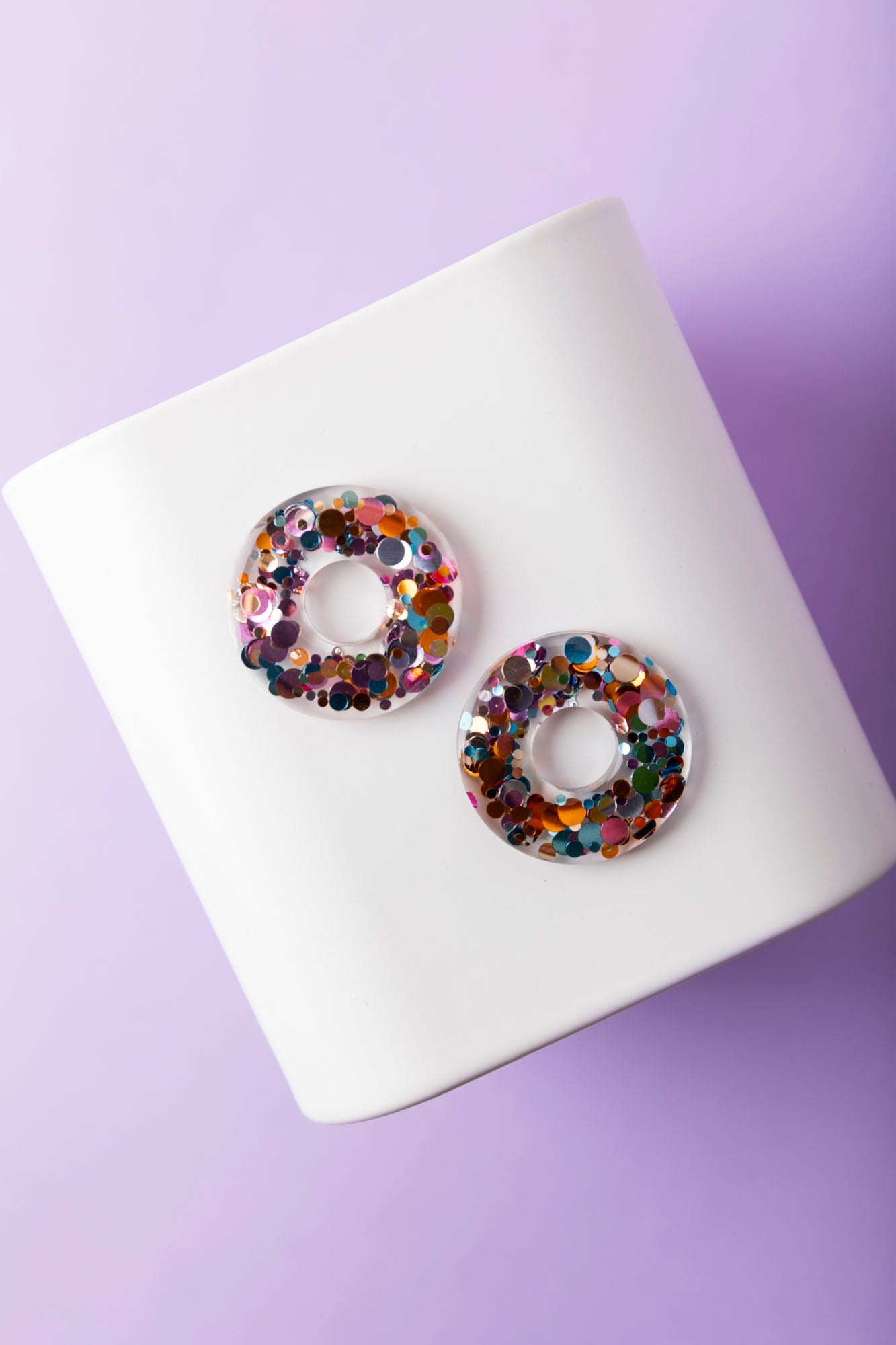 Pampilles en forme de donut fabriquées à la main avec de la résine époxy