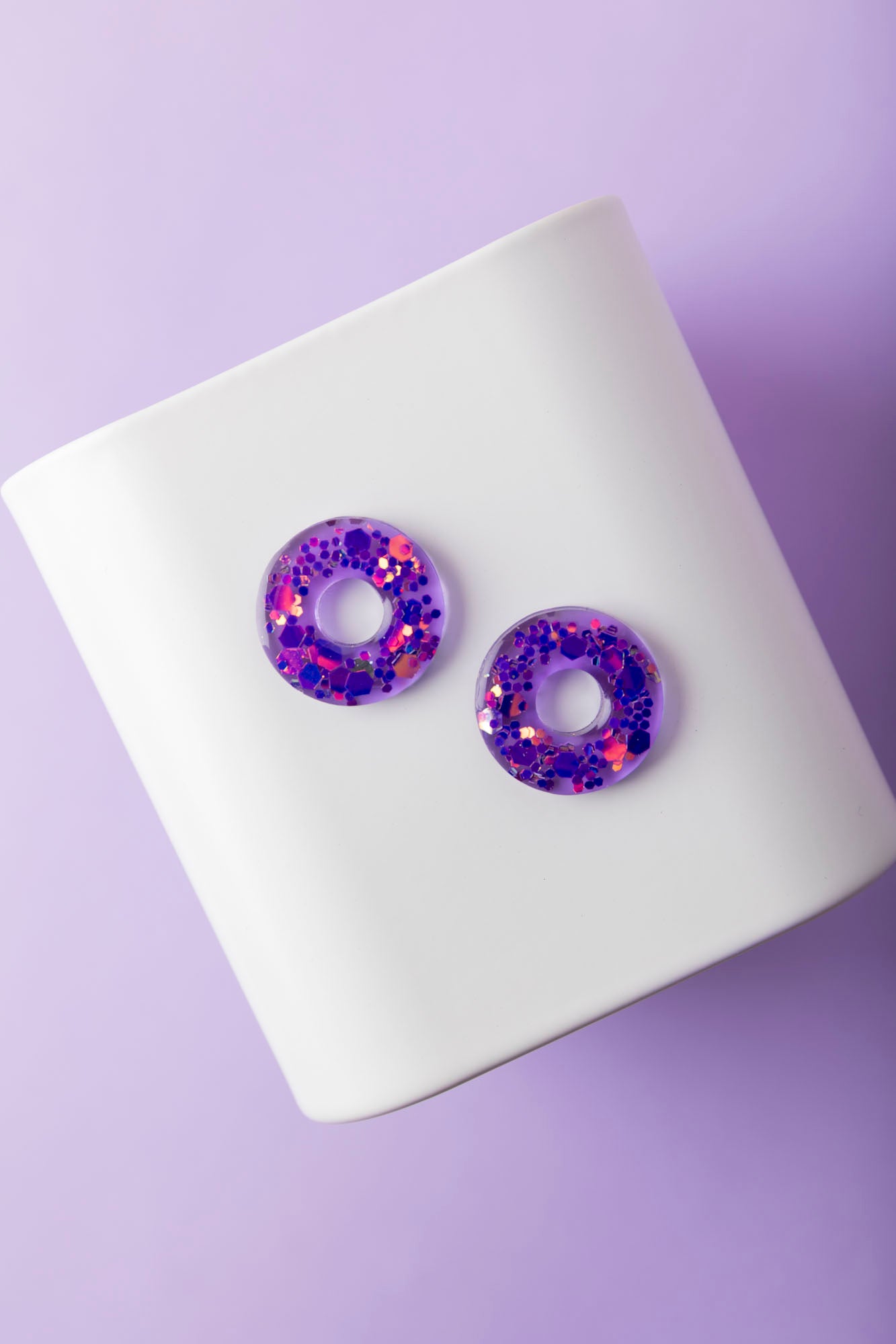 Pampilles en forme de donut fabriquées à la main avec de la résine époxy.