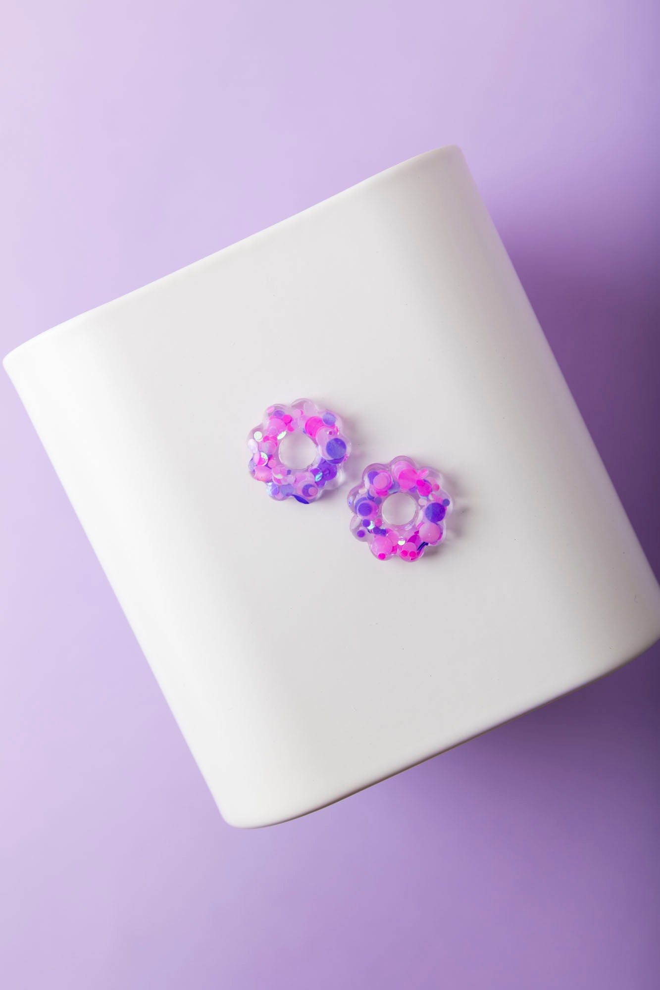 Pampilles en forme de fleur fabriquées à la main avec de la résine époxy.