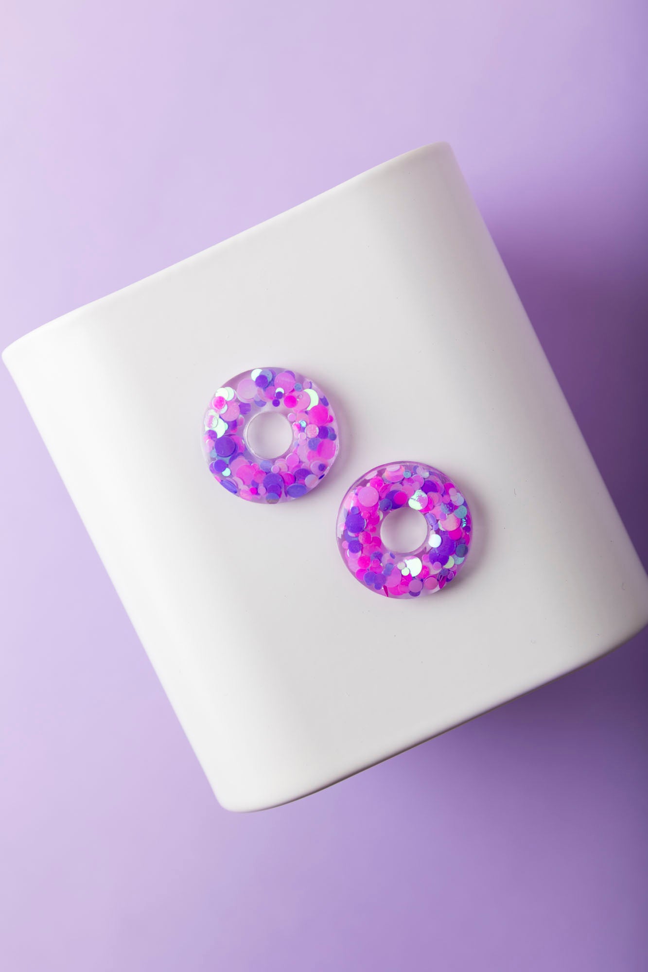 Pampilles en forme de donut fabriquées à la main avec de la résine époxy