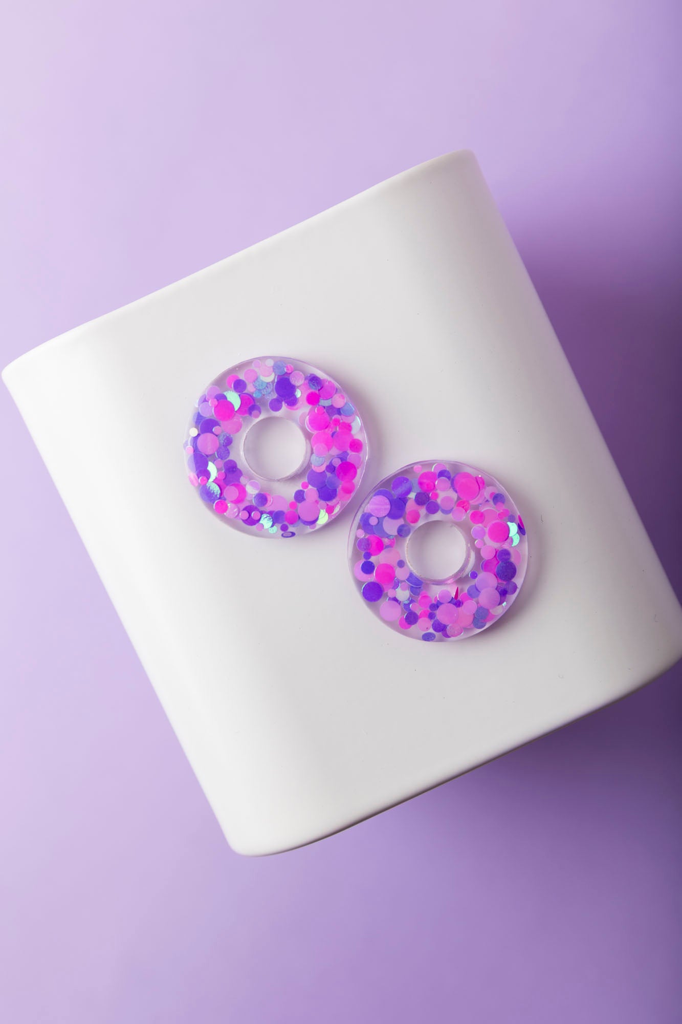 Pampilles en forme de donut fabriquées à la main avec de la résine époxy.