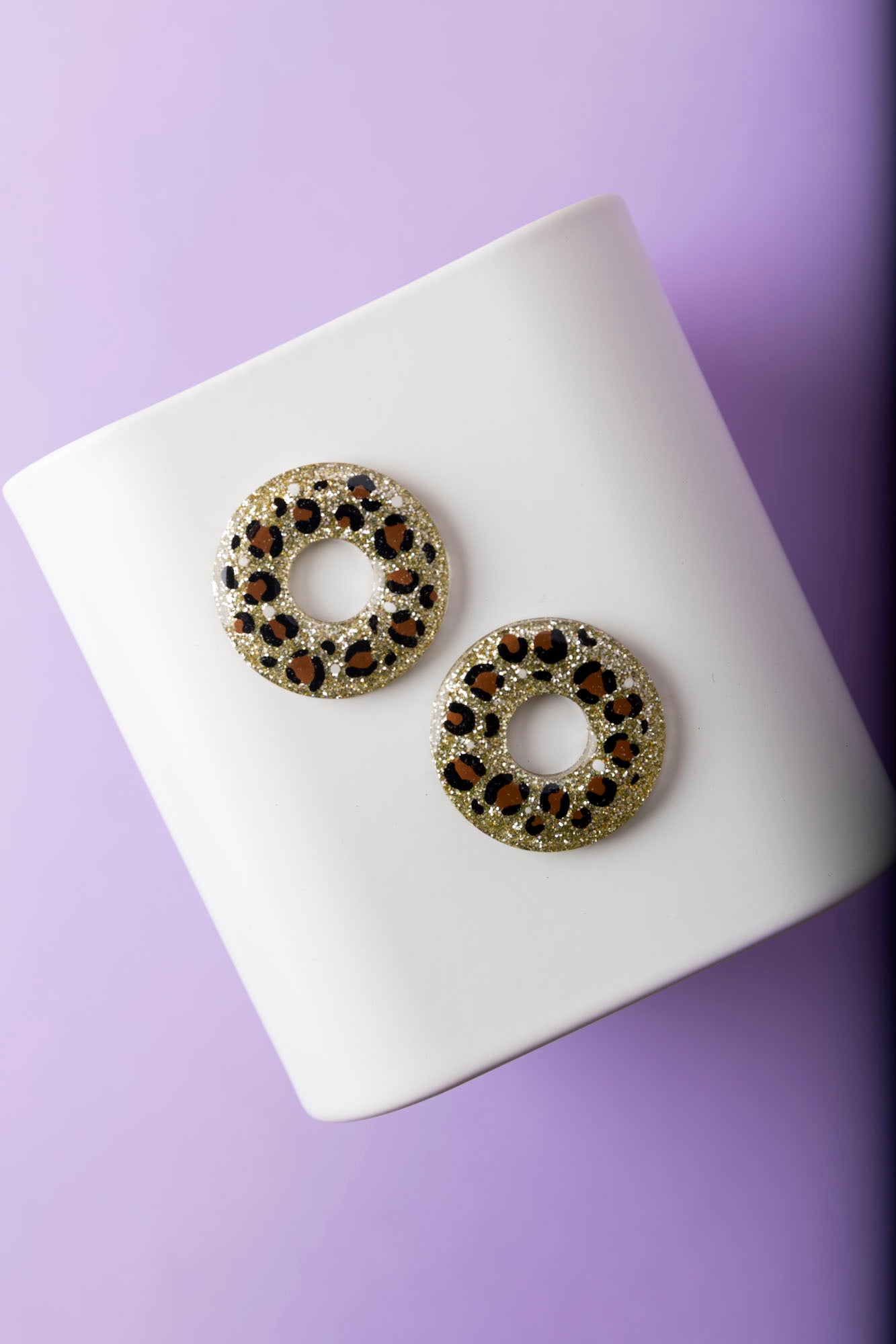 Pampilles en forme de donut fabriquées à la main avec de la résine époxy.