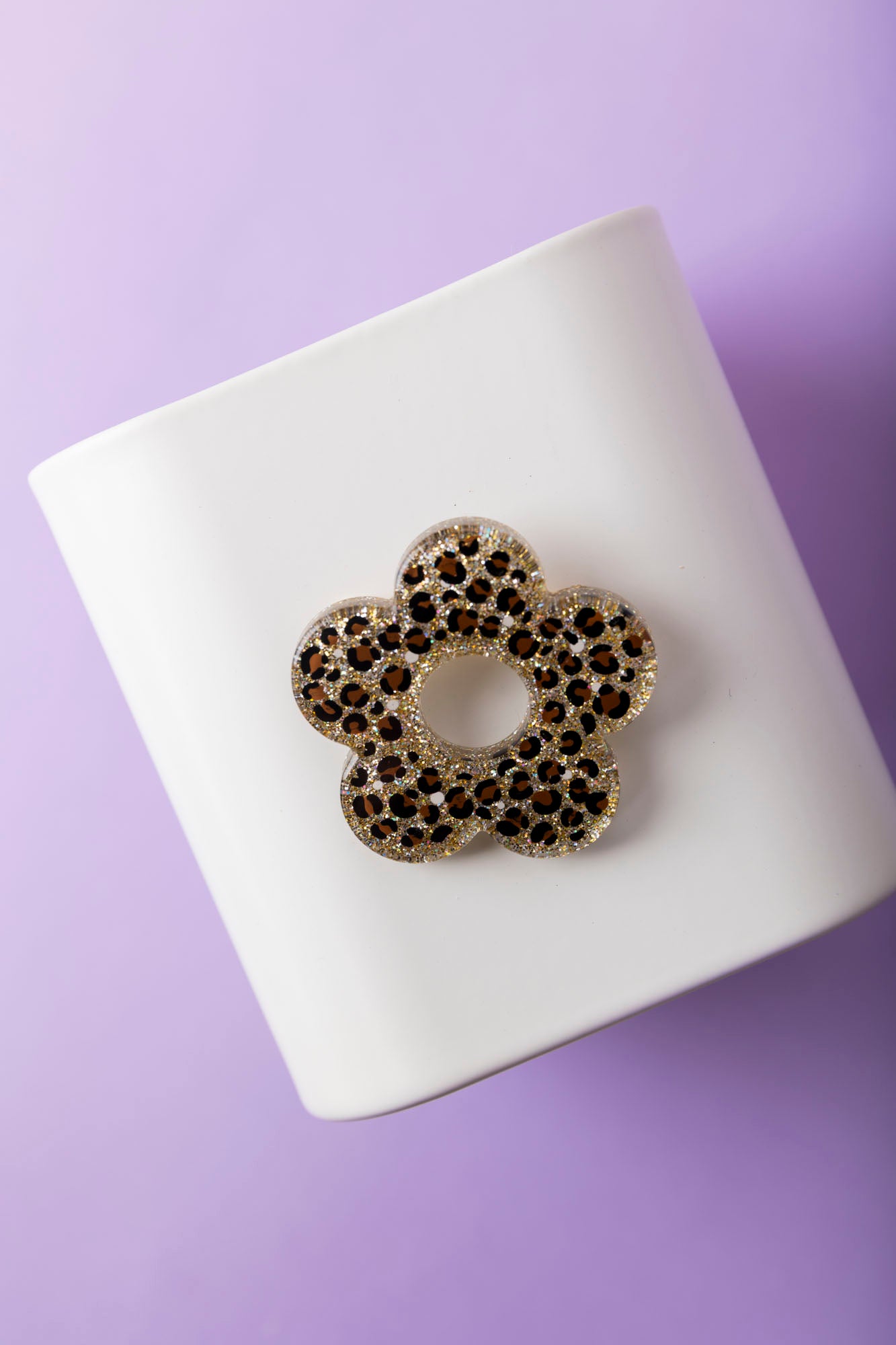 Broche en forme de cĆur ou de fleur en rĂ©sine Ă©poxy. Les motifs lĂ©opards sont dessinĂ©s Ă la main