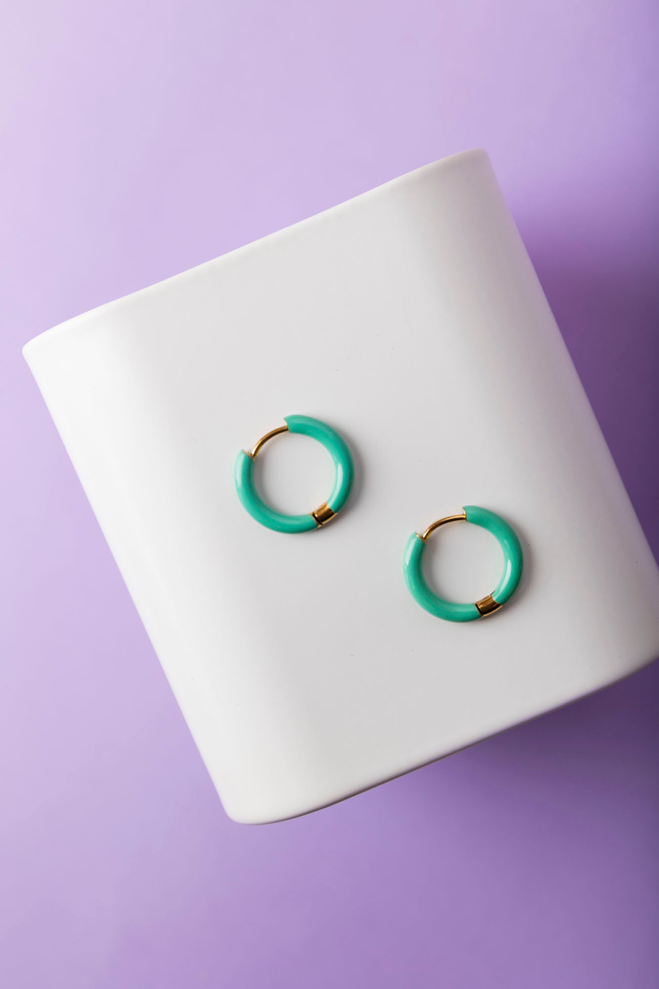 Créoles dorées en acier inoxydable enrobées de résine turquoise
