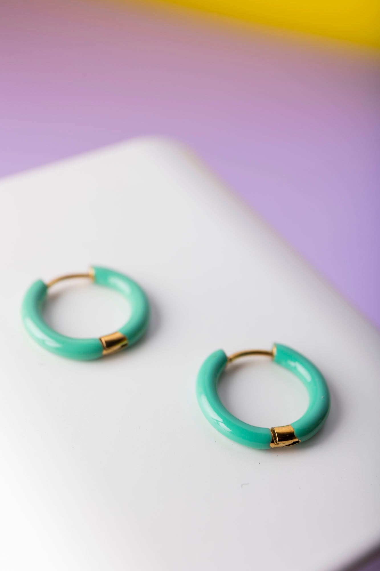 Créoles dorées en acier inoxydable enrobées de résine turquoise