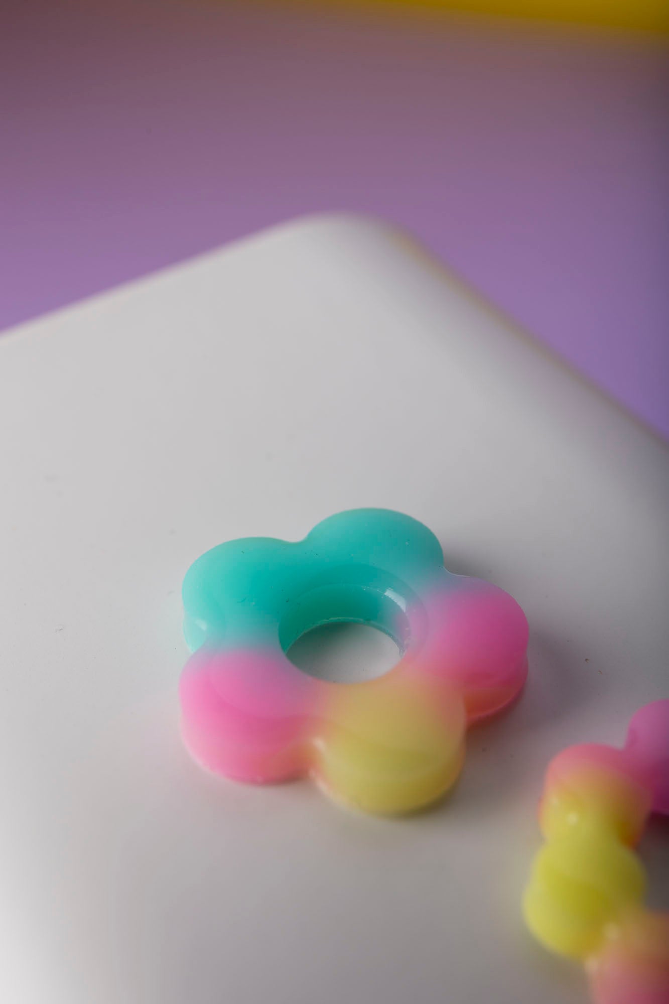 Pampilles en forme de fleurs fabriquées à la main avec de la résine époxy.
