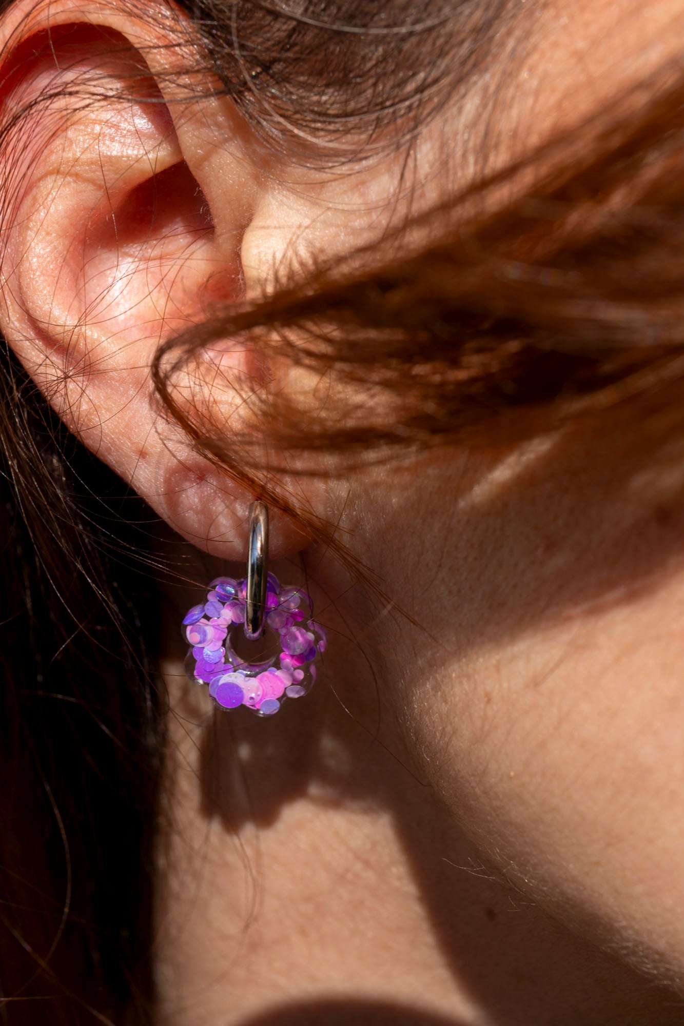 Pampilles en forme de fleur fabriquées à la main avec de la résine époxy.