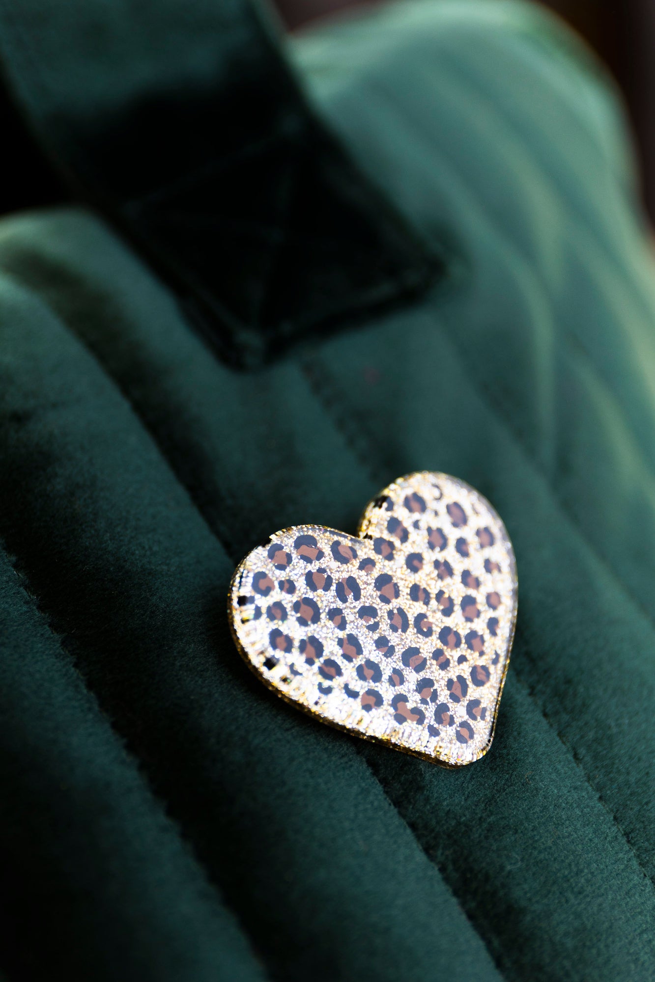 Broche en forme de cĆur ou de fleur en rĂ©sine Ă©poxy. Les motifs lĂ©opards sont dessinĂ©s Ă la main