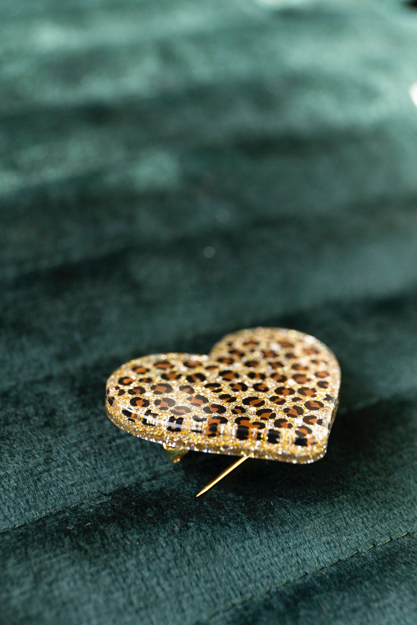 Broche en forme de cĆur ou de fleur en rĂ©sine Ă©poxy. Les motifs lĂ©opards sont dessinĂ©s Ă la main