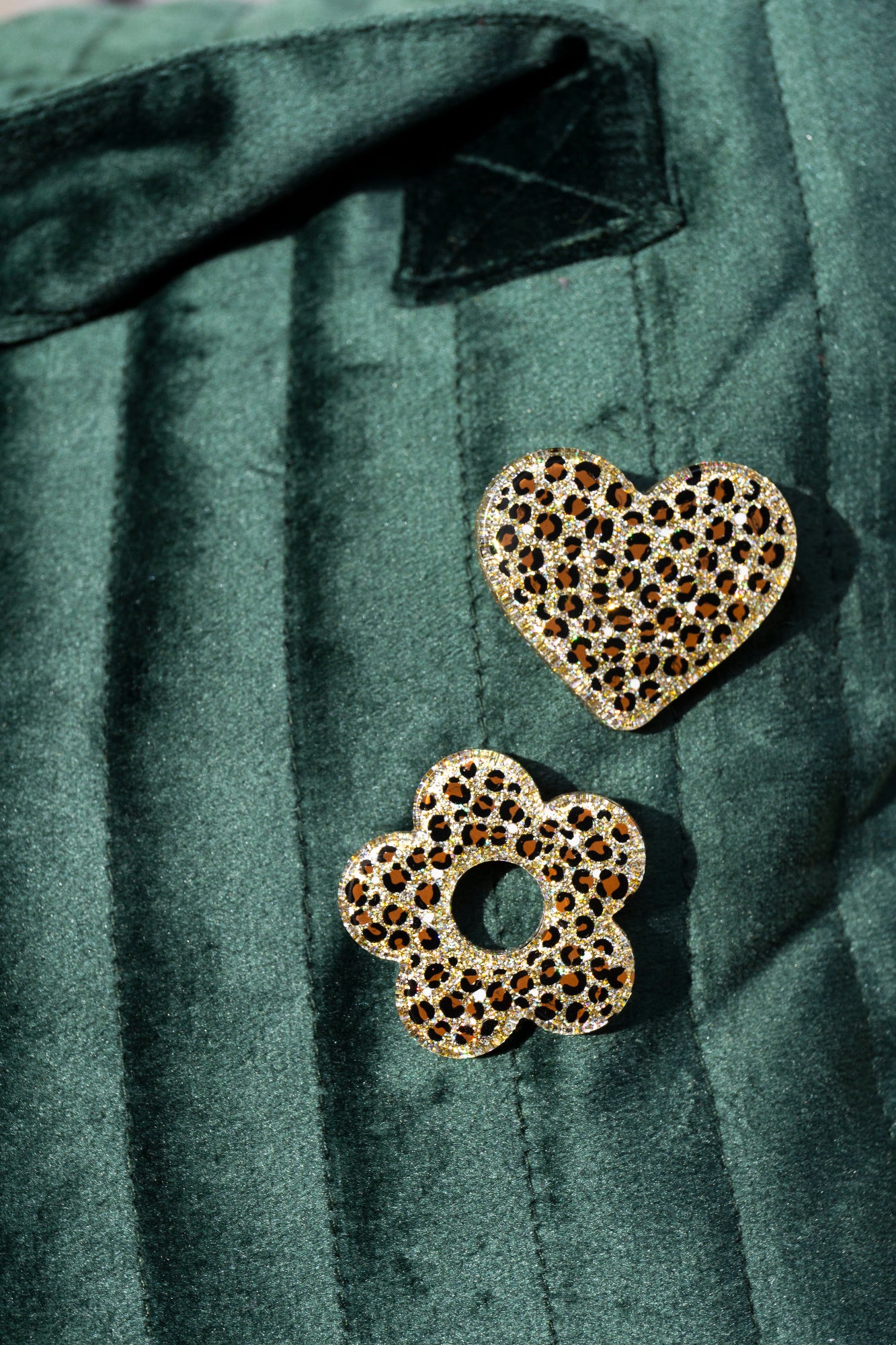 Broche en forme de cĆur ou de fleur en rĂ©sine Ă©poxy. Les motifs lĂ©opards sont dessinĂ©s Ă la main