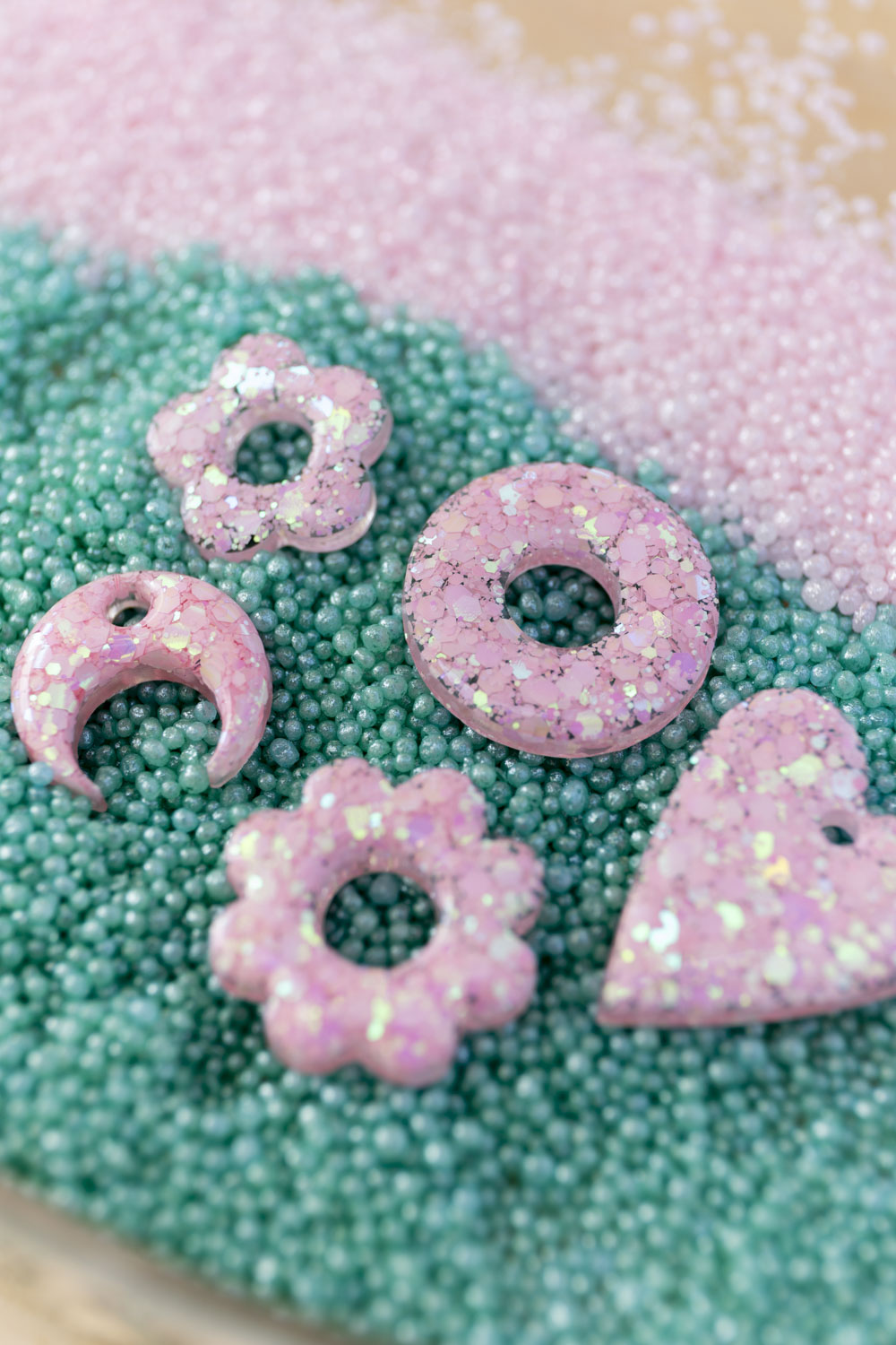 Pampilles en résine époxy interchangeables. Faites à la main. Paillettes, couleurs, originales. Rose bébé, irisé et nacré.