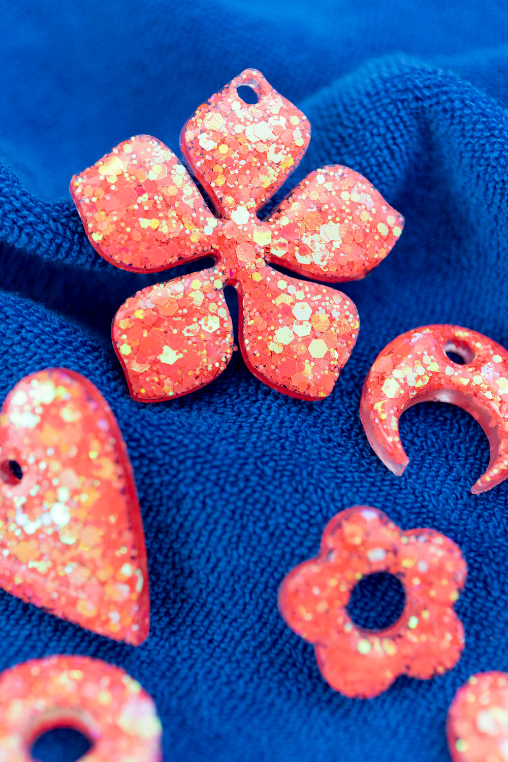 Pampilles en résine époxy interchangeables. Faites à la main. Paillettes, couleurs, originales. Corail incandescent, orange, holographique, étincelant.