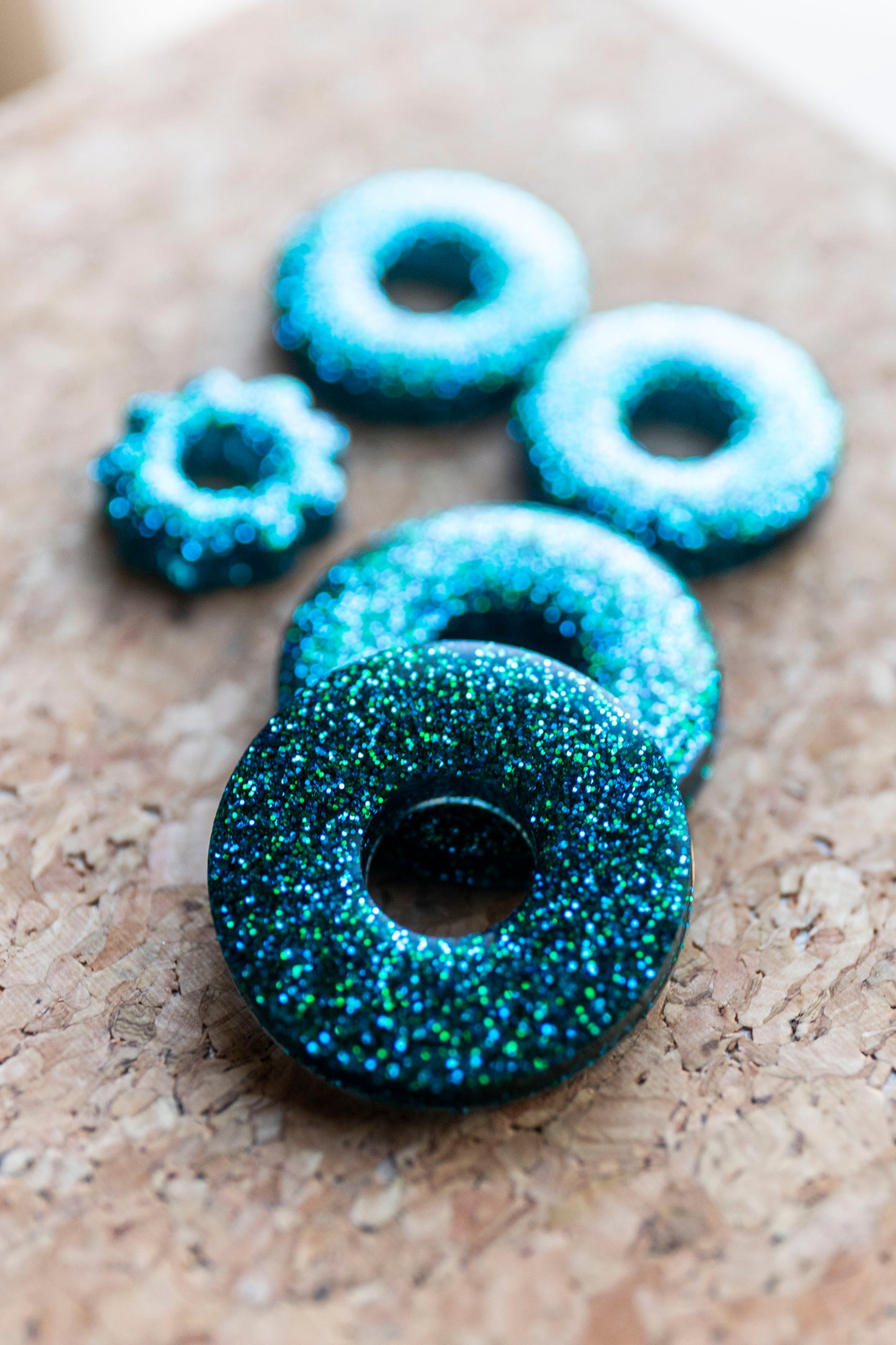 Pampilles en forme de donuts fabriquées à la main avec de la résine epoxy