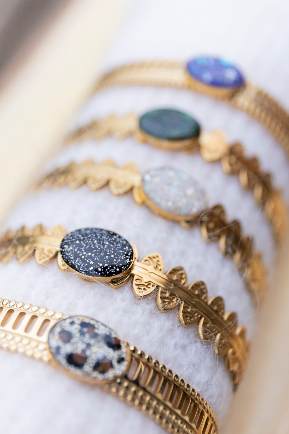 Bracelet jonc réglable pailletté. Noir, doré, holographique. Automne. Atelier Rézane. Résine époxy. Fait main. Pays basque. Acier inoxydable