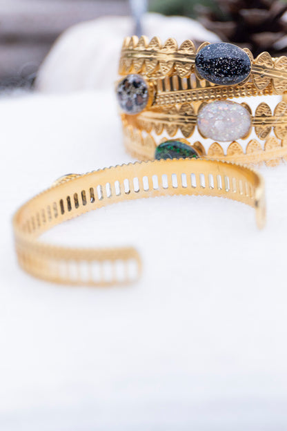 Bracelet jonc réglable pailleté. Kaki, vert, doré, cuivré. Automne. Cabochon. Atelier Rézane. Résine. Fait main. Pays basque.