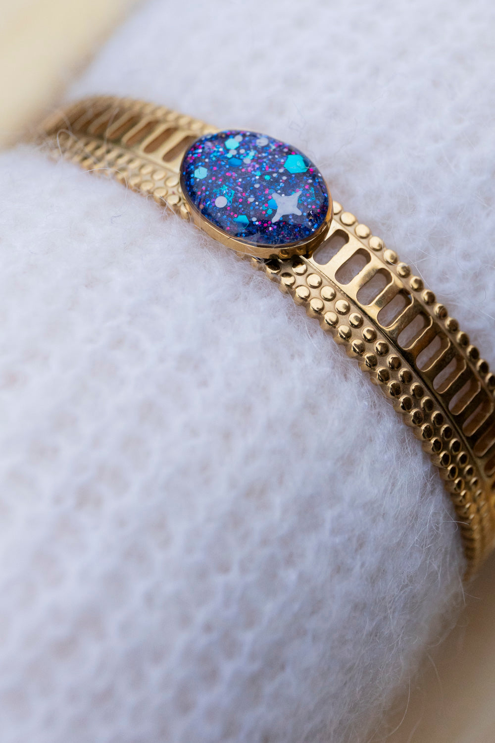 Bracelet jonc réglable pailletté. Noir, doré, holograohique. Automne. Atelier Rézane. Résine époxy. Fait main. Pays basque. Acier inoxydable.
Motifs galaxie peints à la main.