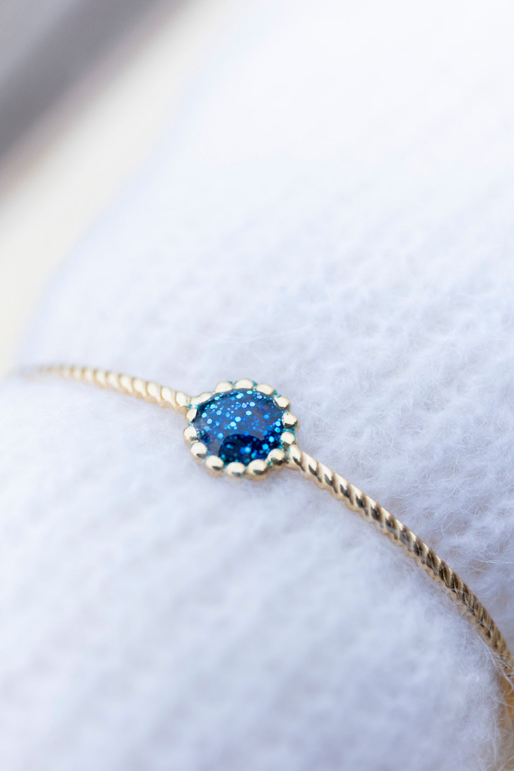 Bracelet jonc réglable pailletté. Bleu, holographique. Automne. Atelier Rézane. Résine époxy. Fait main. Pays basque. Acier inoxydable