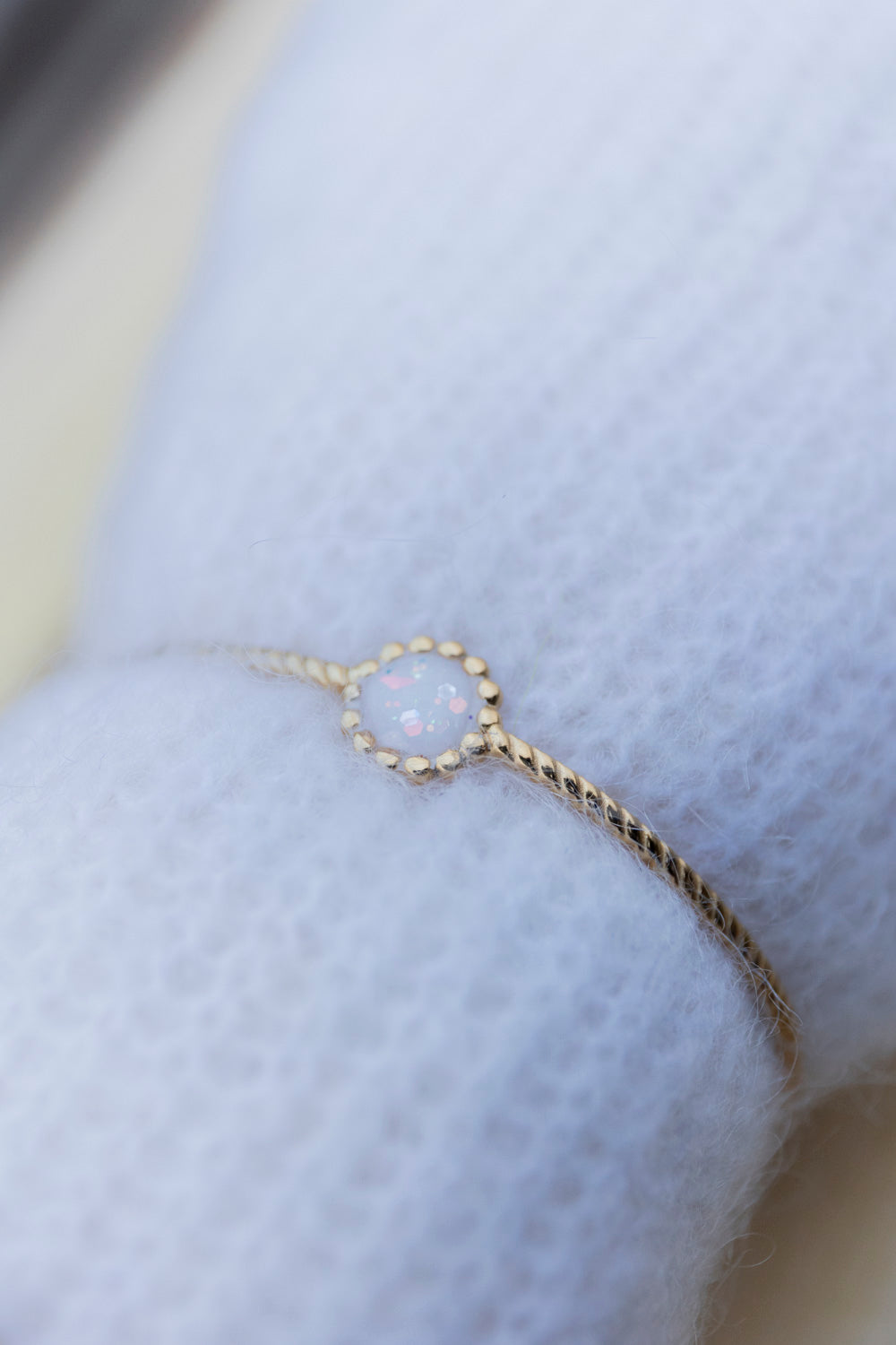 Bracelet jonc réglable pailletté. Blanc, holographique. Automne. Atelier Rézane. Résine époxy. Fait main. Pays basque. Acier inoxydable