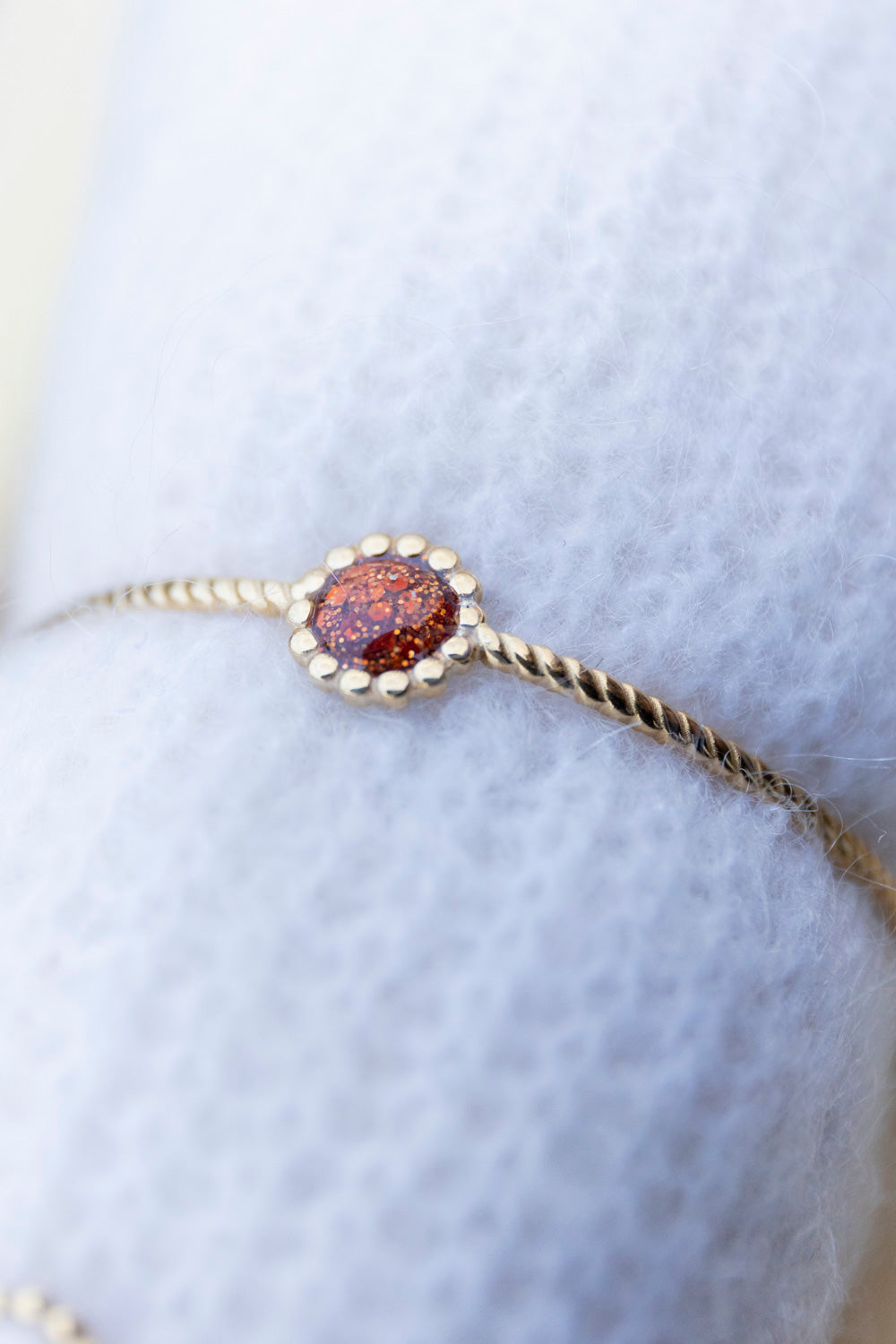 Bracelet jonc réglable pailletées. Kaki, vert, doré, cuivré, bronze. Automne. cœur. Atelier Rézane. Résine époxy. Fait main. Pays basque. Acier inoxydable.