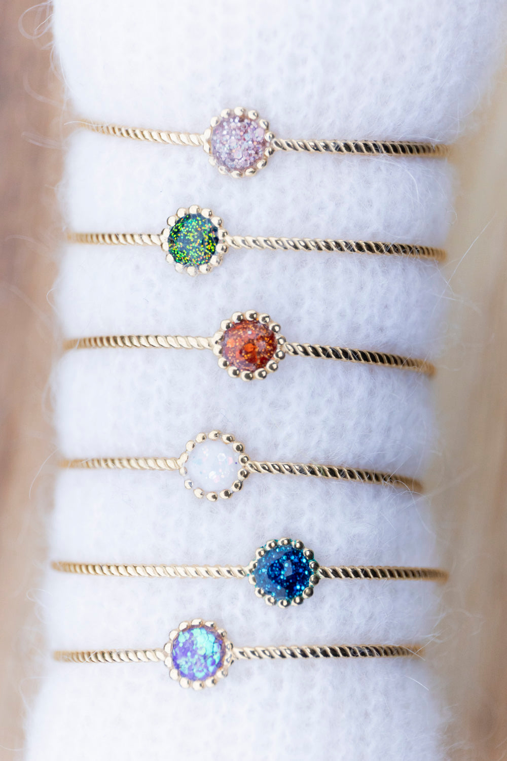 Bracelet jonc fin réglable pailleté. Kaki, vert, doré, cuivré. Automne. Cabochon. Atelier Rézane. Résine. Fait main. Pays basque. Acier inoxydable.