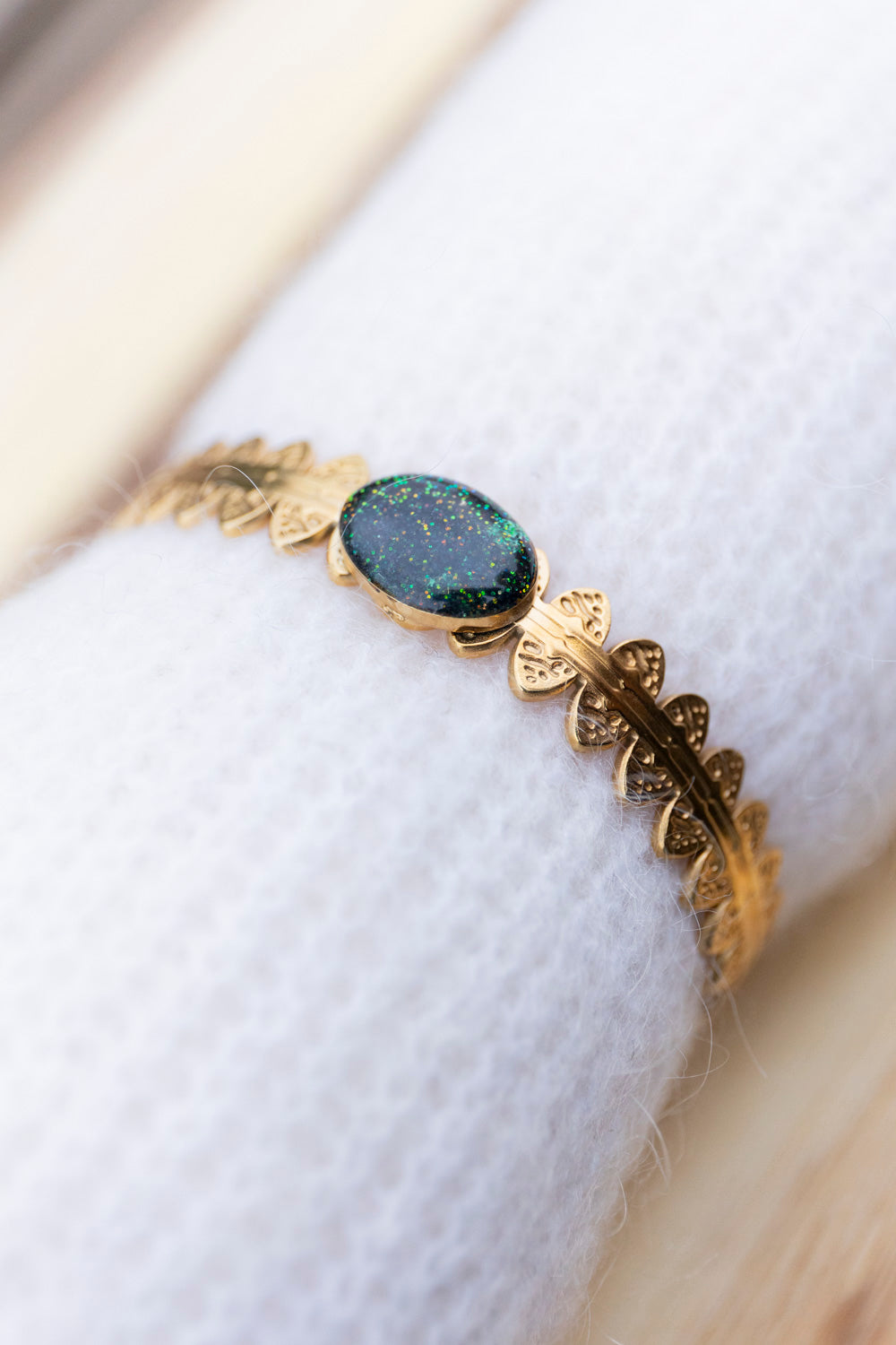 Bracelet jonc réglable pailleté. Kaki, vert, doré, cuivré. Automne. Cabochon. Atelier Rézane. Résine. Fait main. Pays basque.