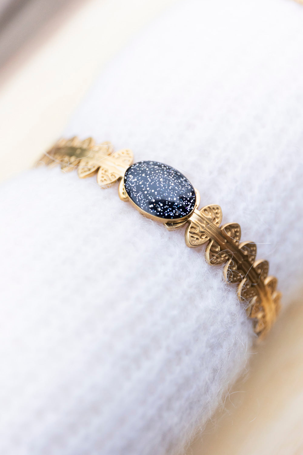 Bracelet jonc réglable pailletté. Noir, doré, holographique. Automne. Atelier Rézane. Résine époxy. Fait main. Pays basque. Acier inoxydable