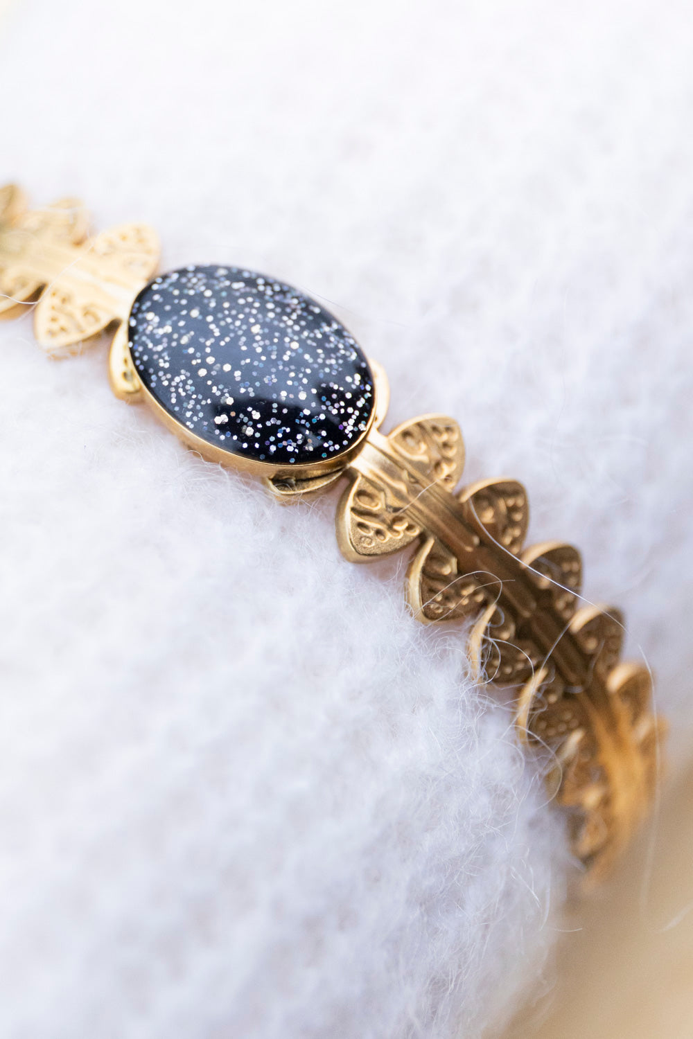 Bracelet jonc réglable pailletté. Noir, doré, holographique. Automne. Atelier Rézane. Résine époxy. Fait main. Pays basque. Acier inoxydable