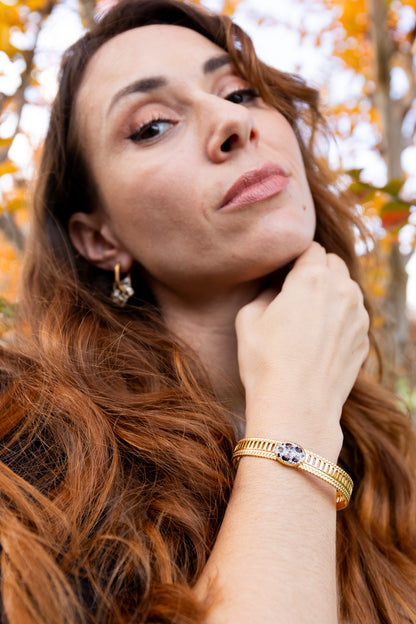 Bracelet jonc réglable pailletté. Noir, doré, holograohique. Automne. Atelier Rézane. Résine époxy. Fait main. Pays basque. Acier inoxydable.
Motifs léopards peints à la main.