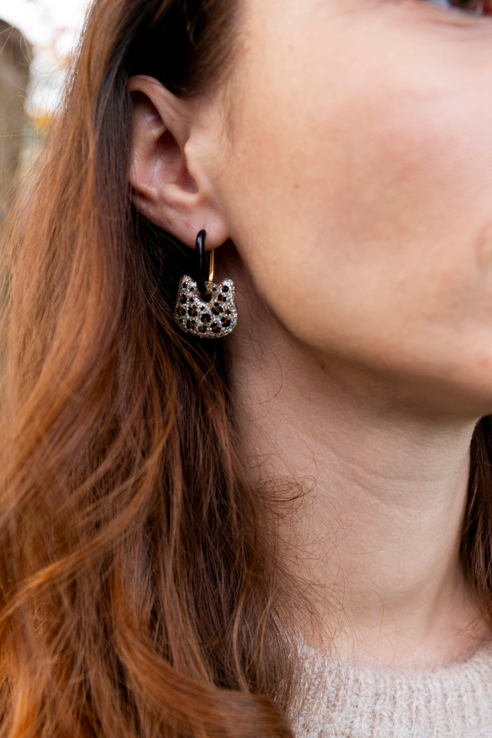 Pampilles léopards en forme de tête de chat fabriquées à la main avec de la résine époxy. Doré. Pays basque.