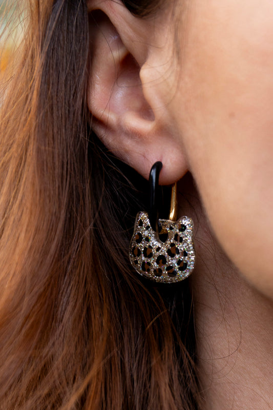 Pampilles léopards en forme de tête de chat fabriquées à la main avec de la résine époxy. Doré. Pays basque.