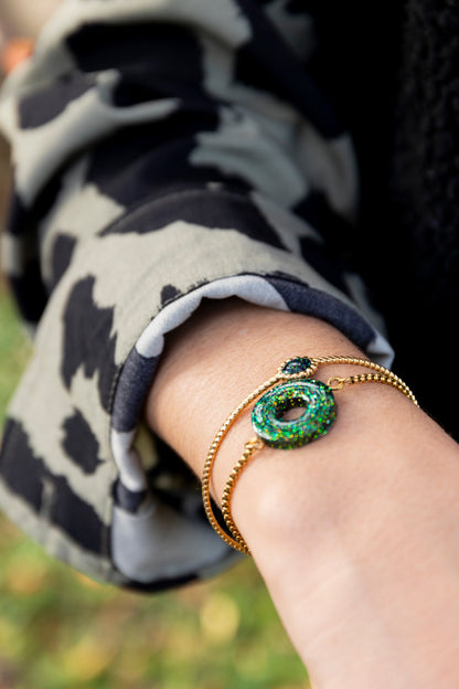 Bracelet à pampille pailletée. Kaki, vert, doré, cuivré. Automne. Donut. Atelier Rézane. Résine époxy. Fait main. Pays basque.