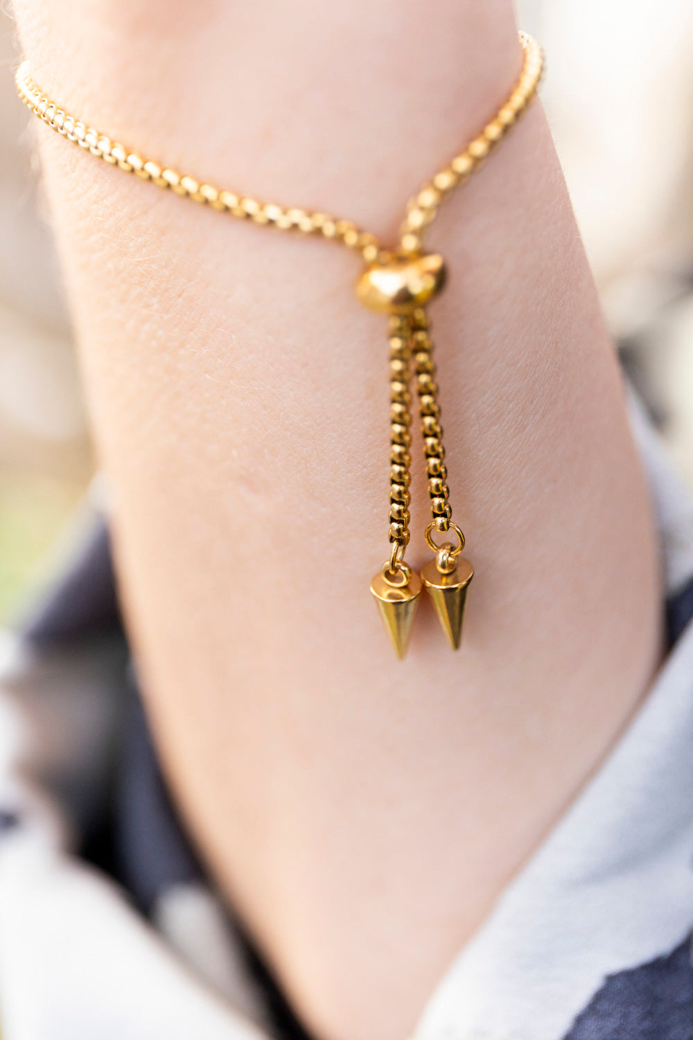 Bracelet à pampille pailletée. Kaki, vert, doré, cuivré. Automne. Donut. Atelier Rézane. Résine époxy. Fait main. Pays basque. Acier inoxydable.