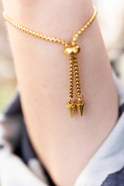 Bracelet à pampille pailletée. Kaki, vert, doré, cuivré. Automne. Donut. Atelier Rézane. Résine époxy. Fait main. Pays basque. Acier inoxydable.