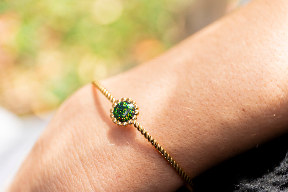 Bracelet jonc fin réglable pailleté. Kaki, vert, doré, cuivré. Automne. Cabochon. Atelier Rézane. Résine. Fait main. Pays basque.