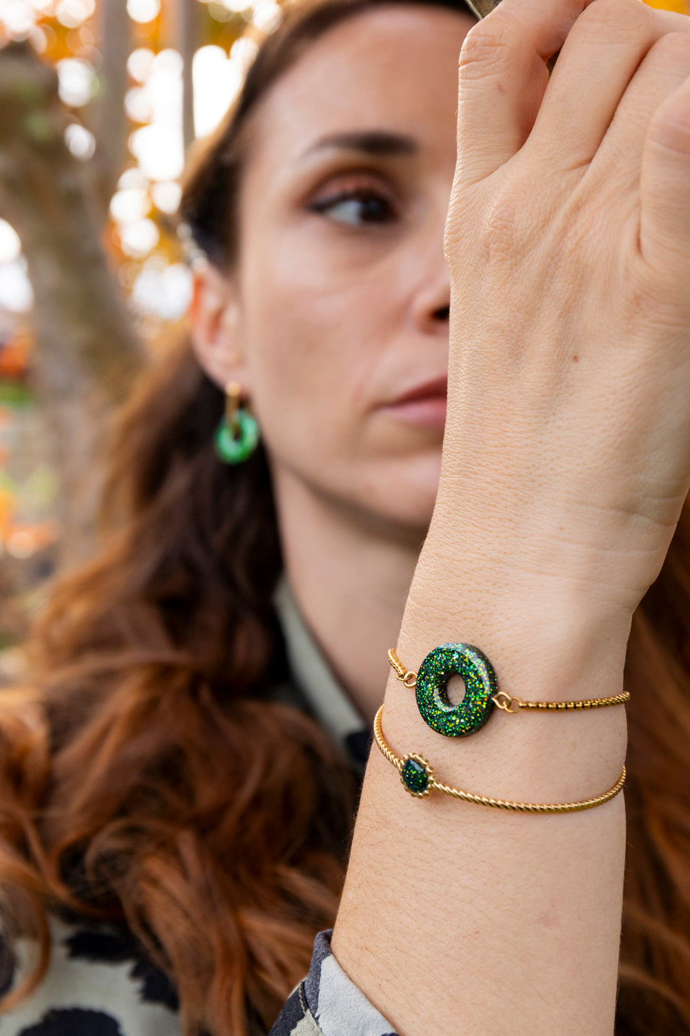 Bracelet à pampille pailletée. Kaki, vert, doré, cuivré. Automne. Donut. Atelier Rézane. Résine époxy. Fait main. Pays basque.