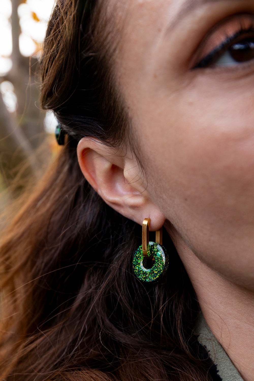 Pampilles interchangeables pailletées. Kaki, vert, doré, cuivré. Automne. Donut. Atelier Rézane. Résine époxy. Fait main. Pays basque.