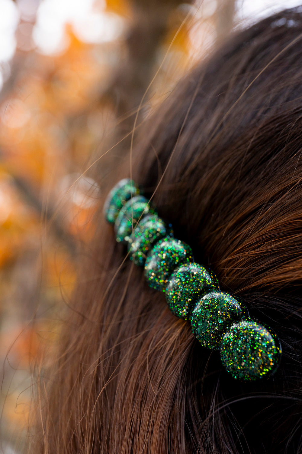 Barrette pailleté. Kaki, vert, doré, cuivré. Automne. Atelier Rézane. Résine. Fait main. Pays basque.