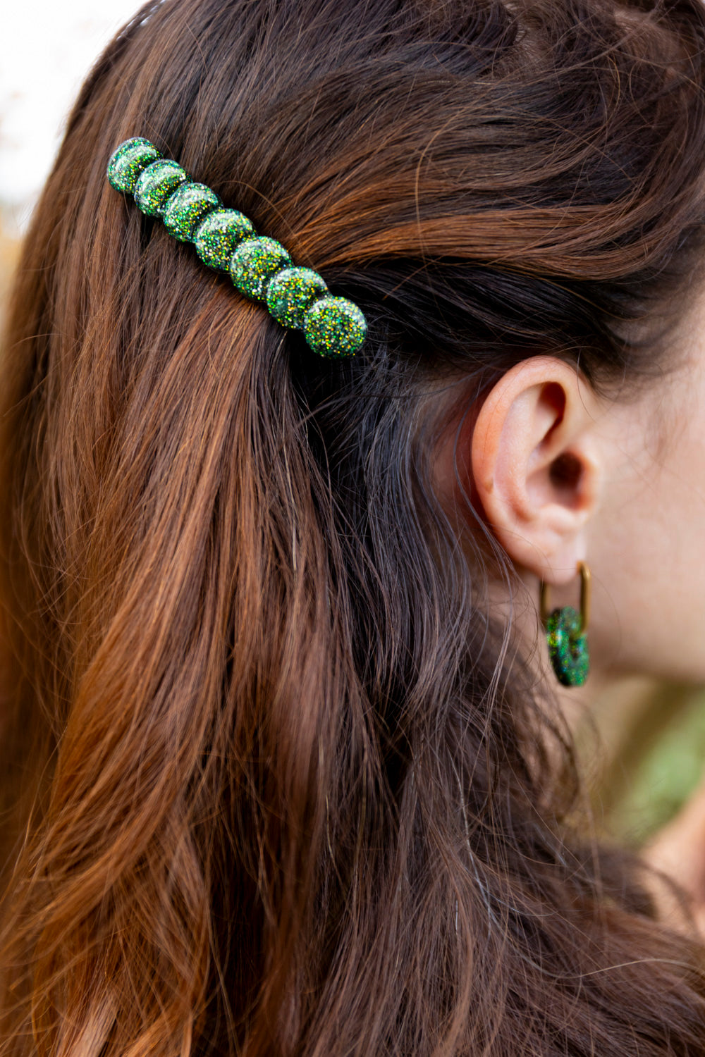 Barrette pailleté. Kaki, vert, doré, cuivré. Automne. Atelier Rézane. Résine. Fait main. Pays basque.