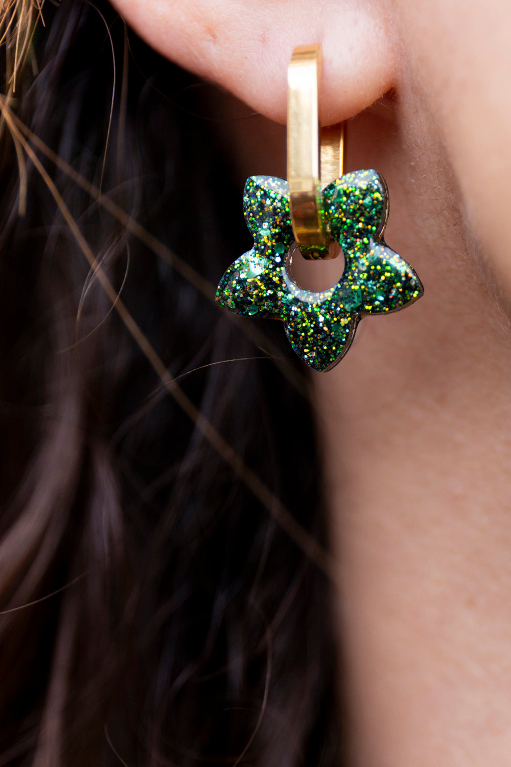 Pampilles interchangeables pailletées. Kaki, vert, doré, cuivré. Automne. Fleur. Atelier Rézane. Résine époxy. Fait main. Pays basque.