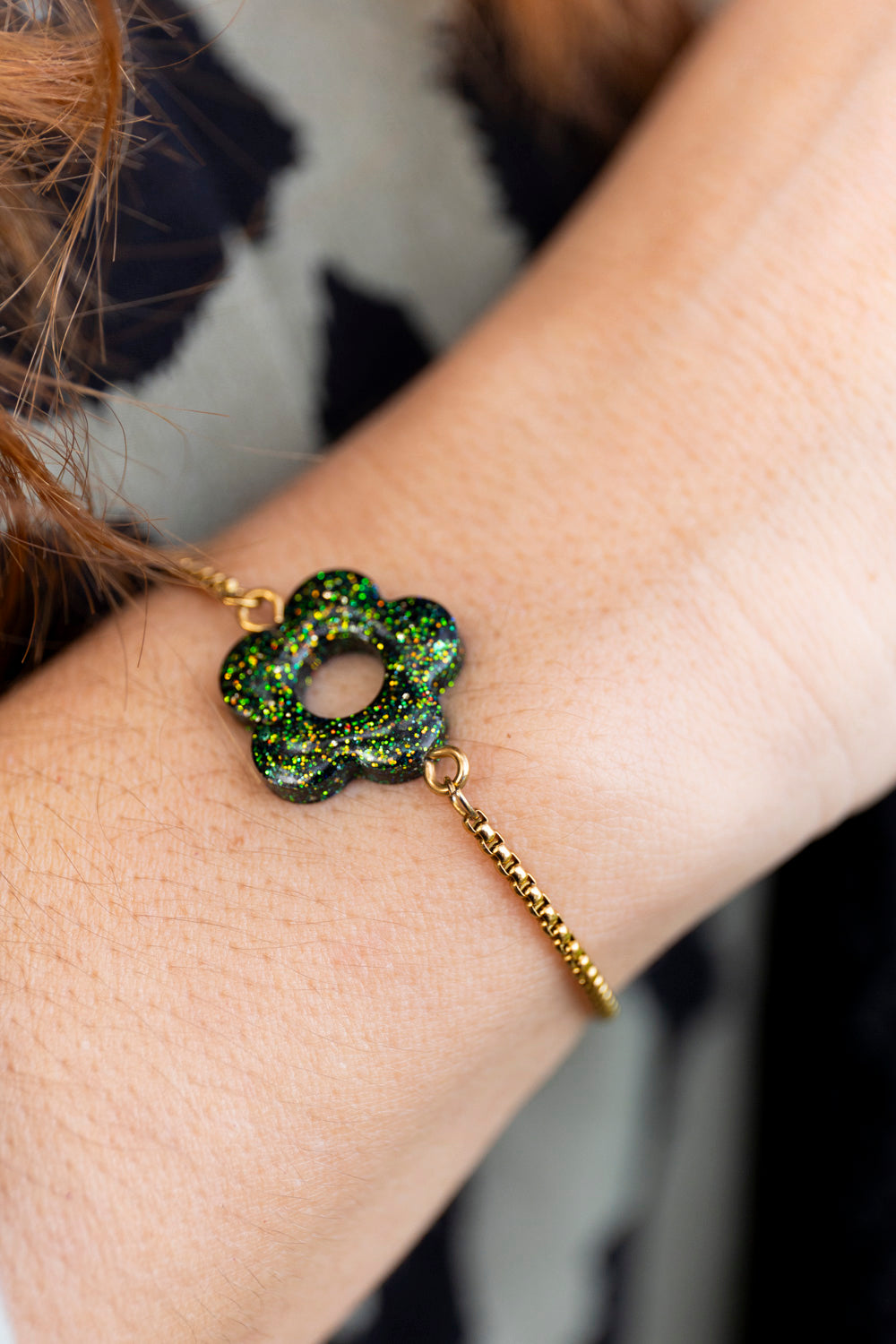 Bracelet à pampille pailletée. Kaki, vert, doré, cuivré. Automne. Fleur. Atelier Rézane. Résine époxy. Fait main. Pays basque.