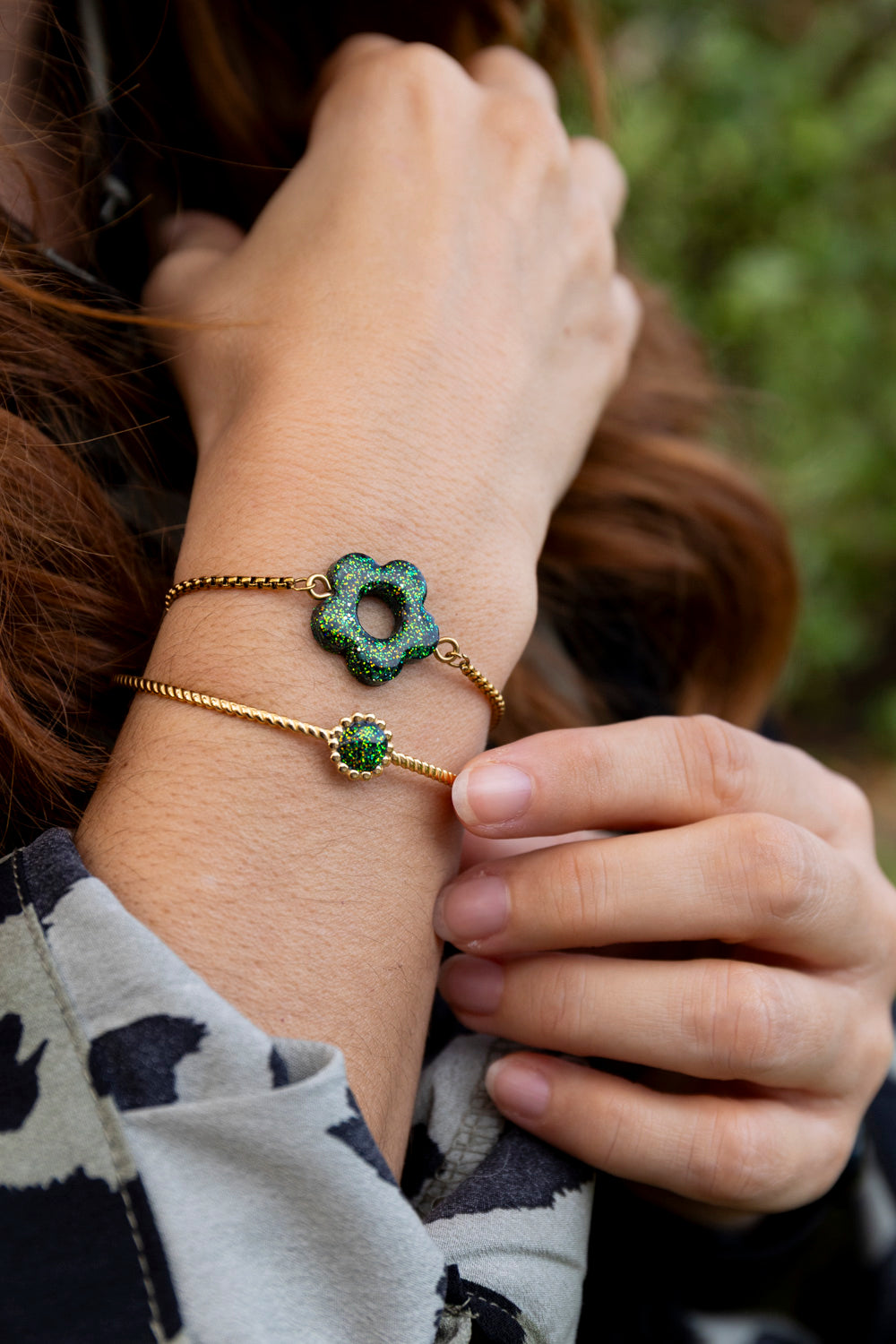 Bracelet à pampille pailletée. Kaki, vert, doré, cuivré. Automne. Fleur. Atelier Rézane. Résine époxy. Fait main. Pays basque.