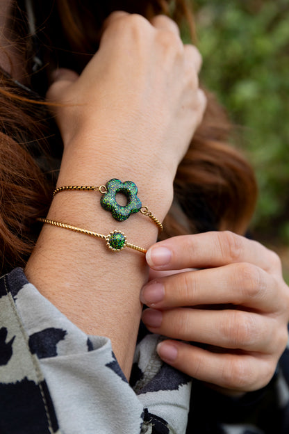 Bracelet à pampille pailletée. Kaki, vert, doré, cuivré. Automne. Fleur. Atelier Rézane. Résine époxy. Fait main. Pays basque.