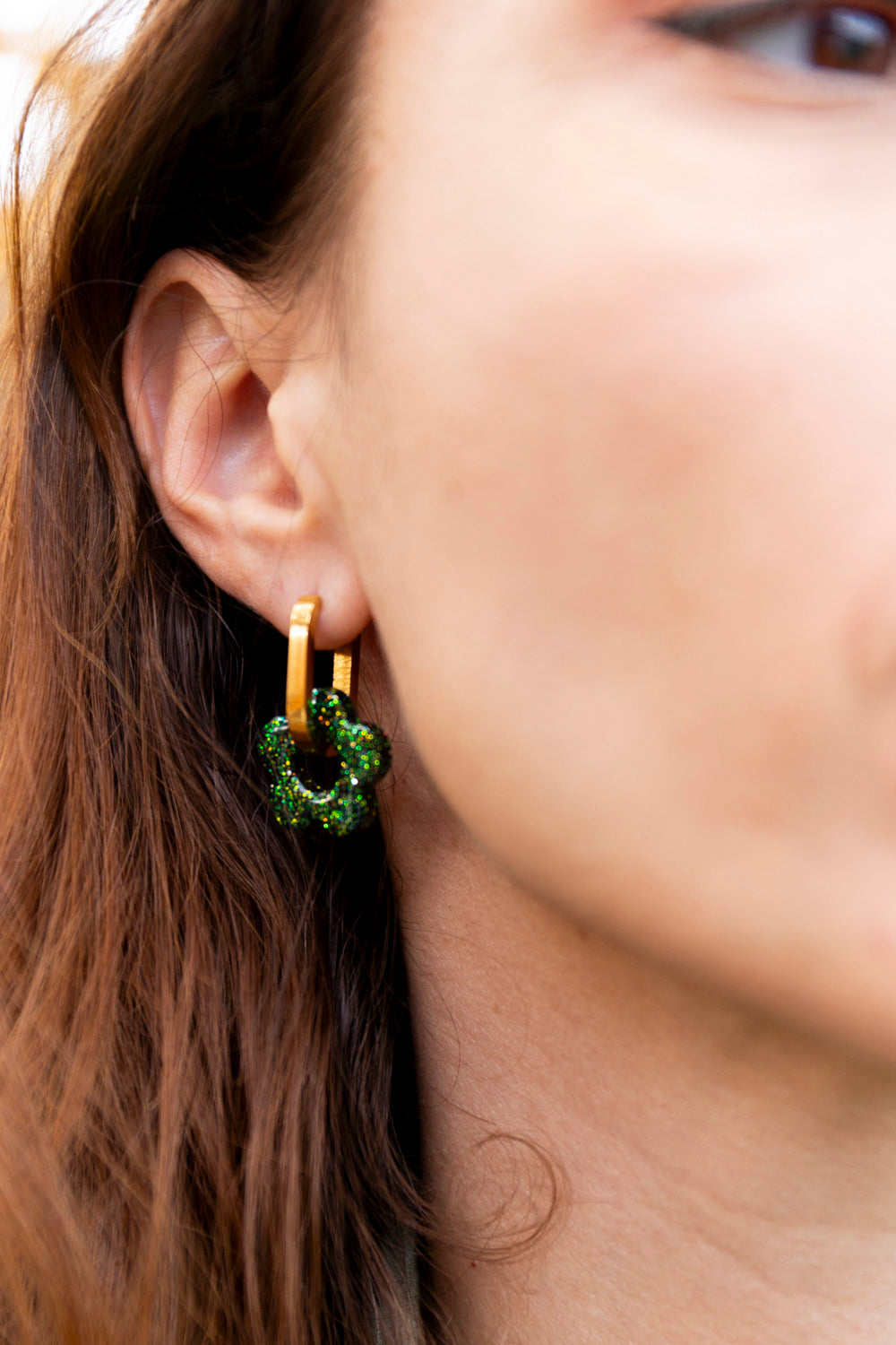 Pampilles interchangeables pailletées. Kaki, vert, doré, cuivré. Automne. Fleur. Atelier Rézane. Résine époxy. Fait main. Pays basque.