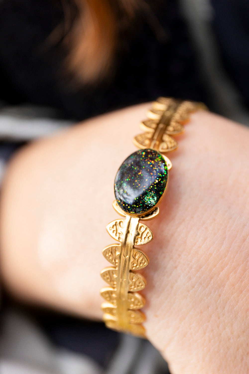 Bracelet jonc réglable pailleté. Kaki, vert, doré, cuivré. Automne. Cabochon. Atelier Rézane. Résine. Fait main. Pays basque.