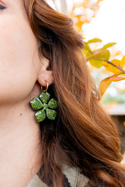 Pampilles interchangeables pailletées. Kaki, vert, doré, cuivré. Automne. Fleur. Atelier Rézane. Résine époxy. Fait main. Pays basque.