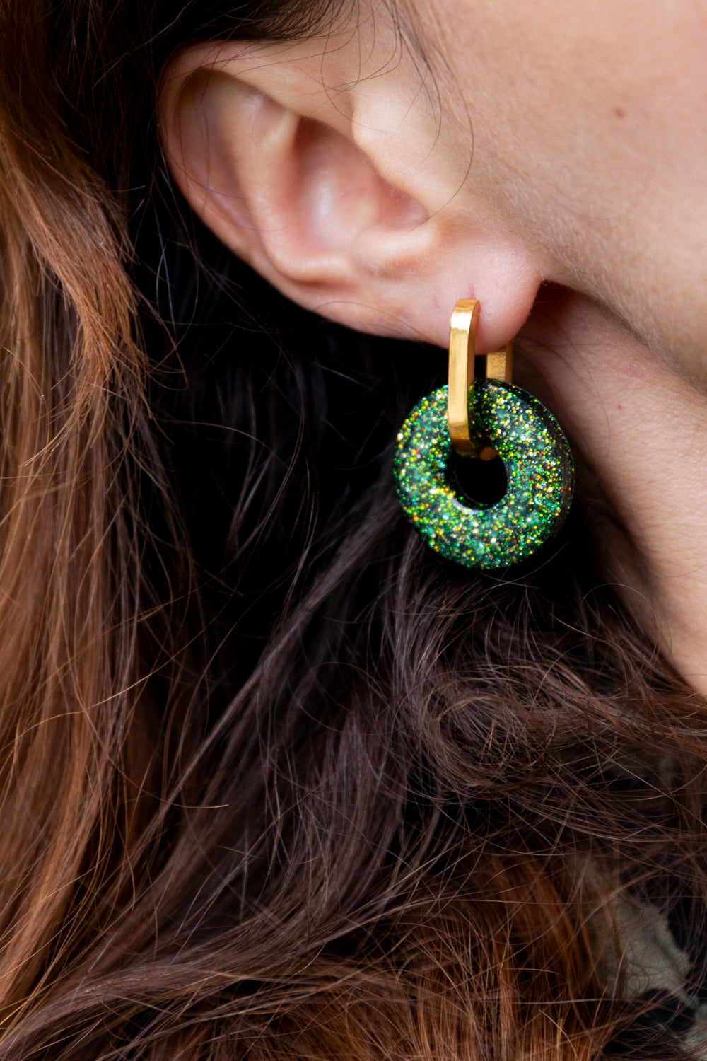 Pampilles interchangeables pailletées. Kaki, vert, doré, cuivré. Automne. Donut. Atelier Rézane. Résine époxy. Fait main. Pays basque.